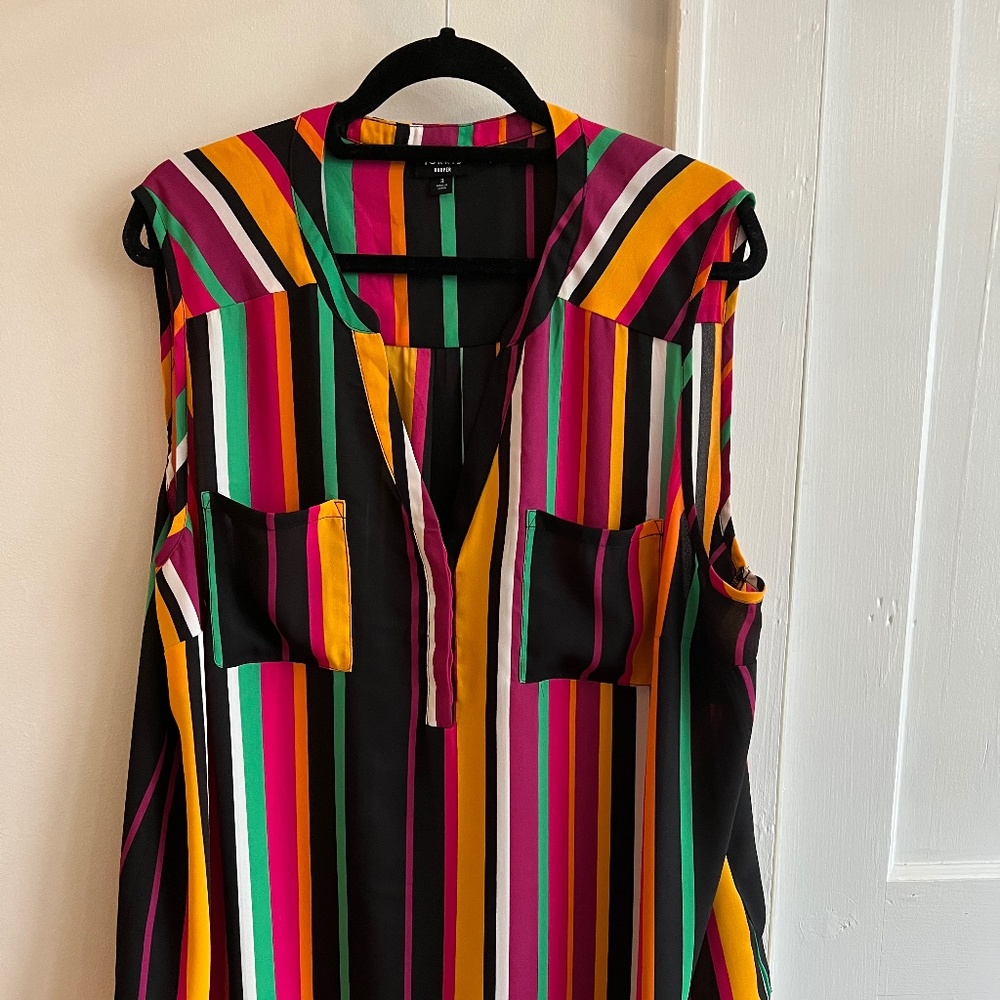 Torrid Sleevless Blouse. Two front pockets,